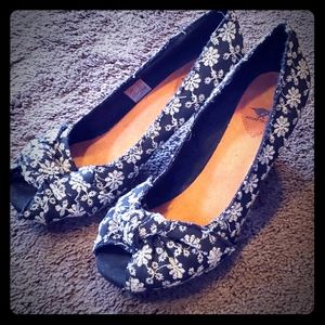 Lacey floral heels